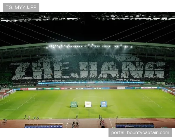 巴萨主场对阵巴列卡诺，看台球迷展示巨幅Tifo致敬哈维时代